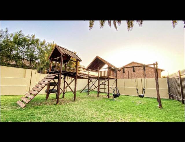 3 BEDROOM TOWNHOUSE FOR SALE IN VORNA VALLEY